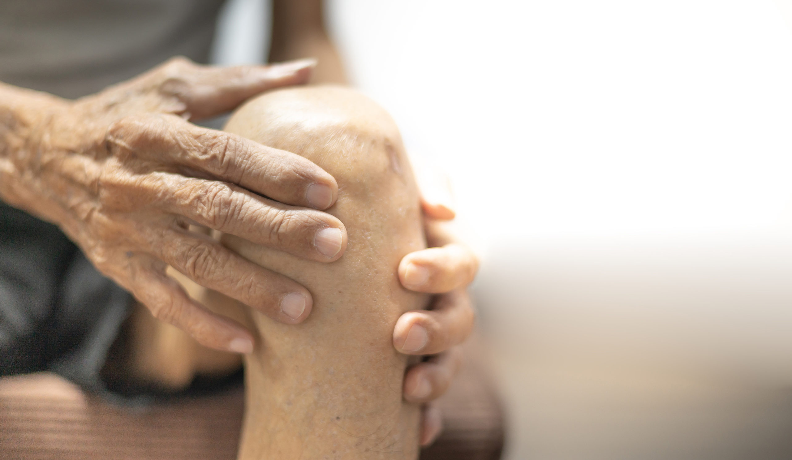 Knee replacement implant injury