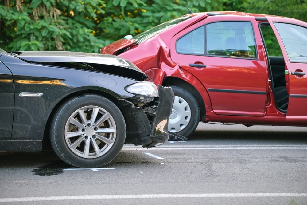 Vehículos dañados en un grave accidente automovilístico en el lugar del accidente en una calle de la ciudad. Ilustrando el concepto de seguros y seguridad vial.