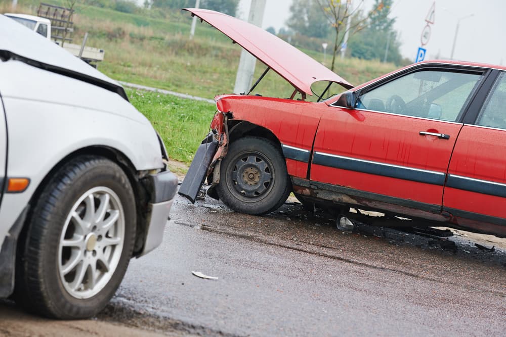 Colisión automovilística en la ciudad: escena del accidente automovilístico.